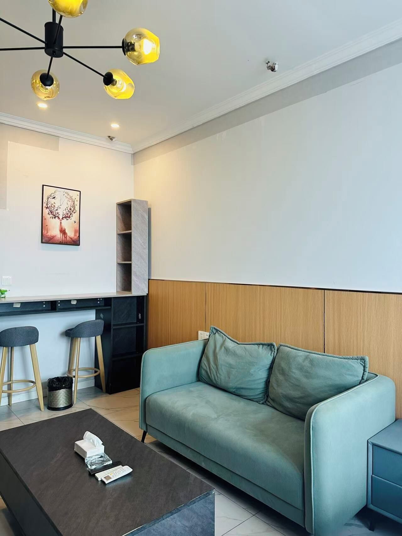 Habitación Confort | Zona de estar | Televisión de 30 pulgadas con canales por cable