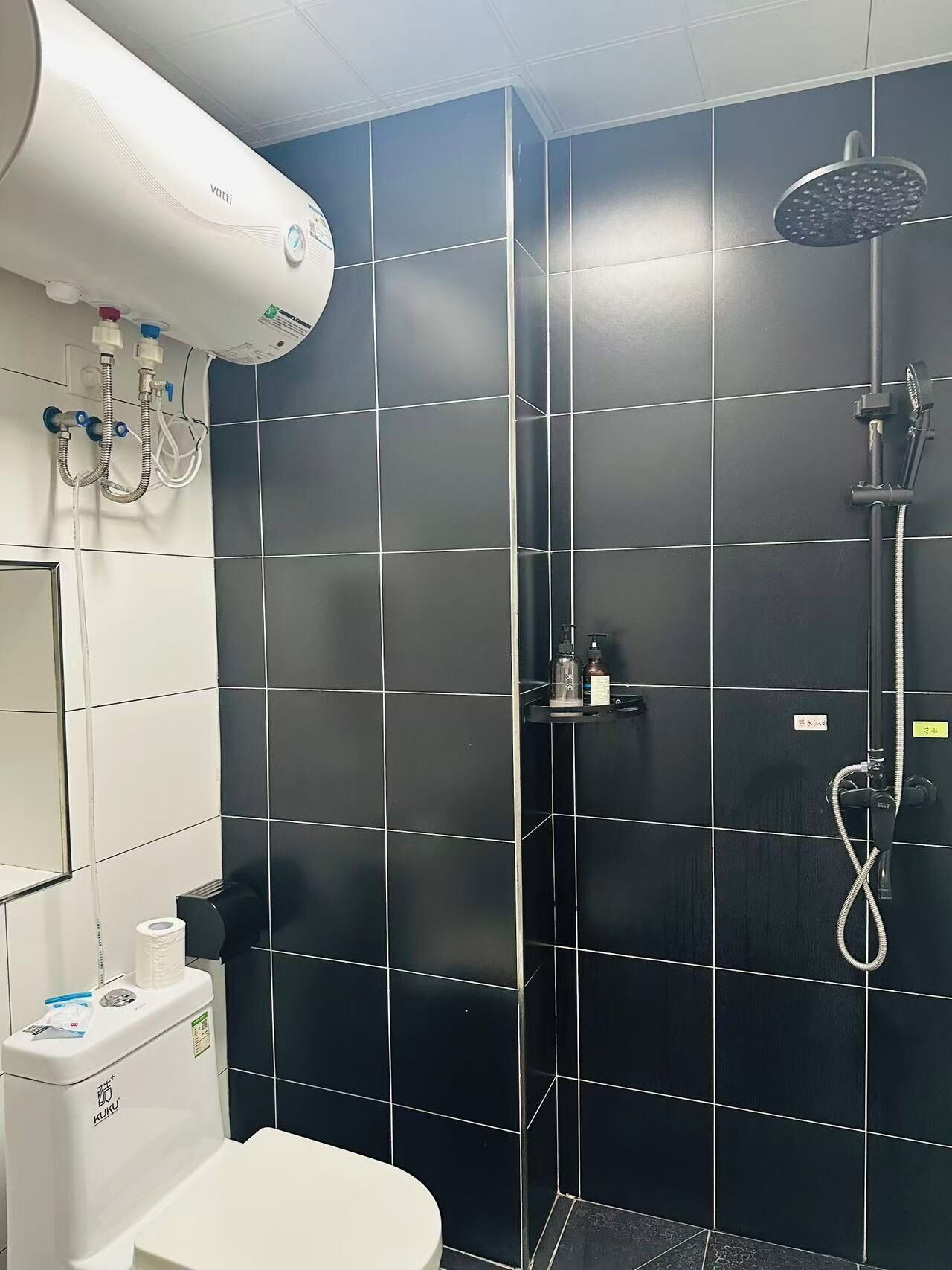 Basic Room | Bathroom | Shower, rainfall showerhead, free toiletries, hair dryer