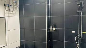 Basic Room | Bathroom | Shower, rainfall showerhead, free toiletries, hair dryer