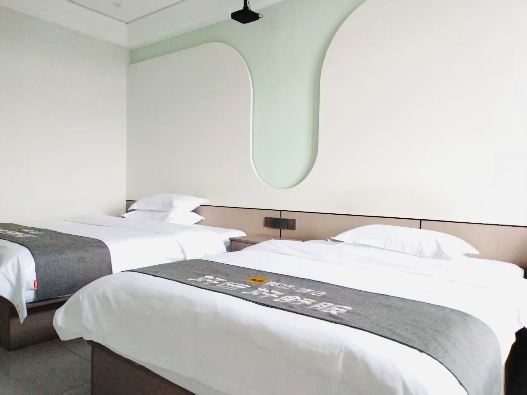 Cortinas blackout, wifi gratis y ropa de cama 