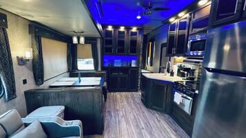 Microondas, horno y placa de cocina