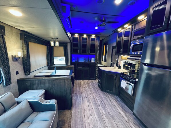 Een microgolfoven, een oven, een kookplaat