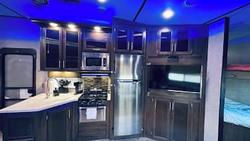 Microondas, horno y placa de cocina