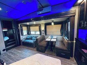 TV - Modern Family-Friendly Getaway (MIDLAND)