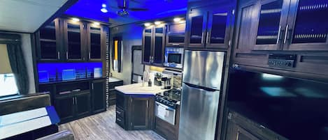 Een magnetron, een oven, een kookplaat