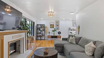 Televisie en een open haard