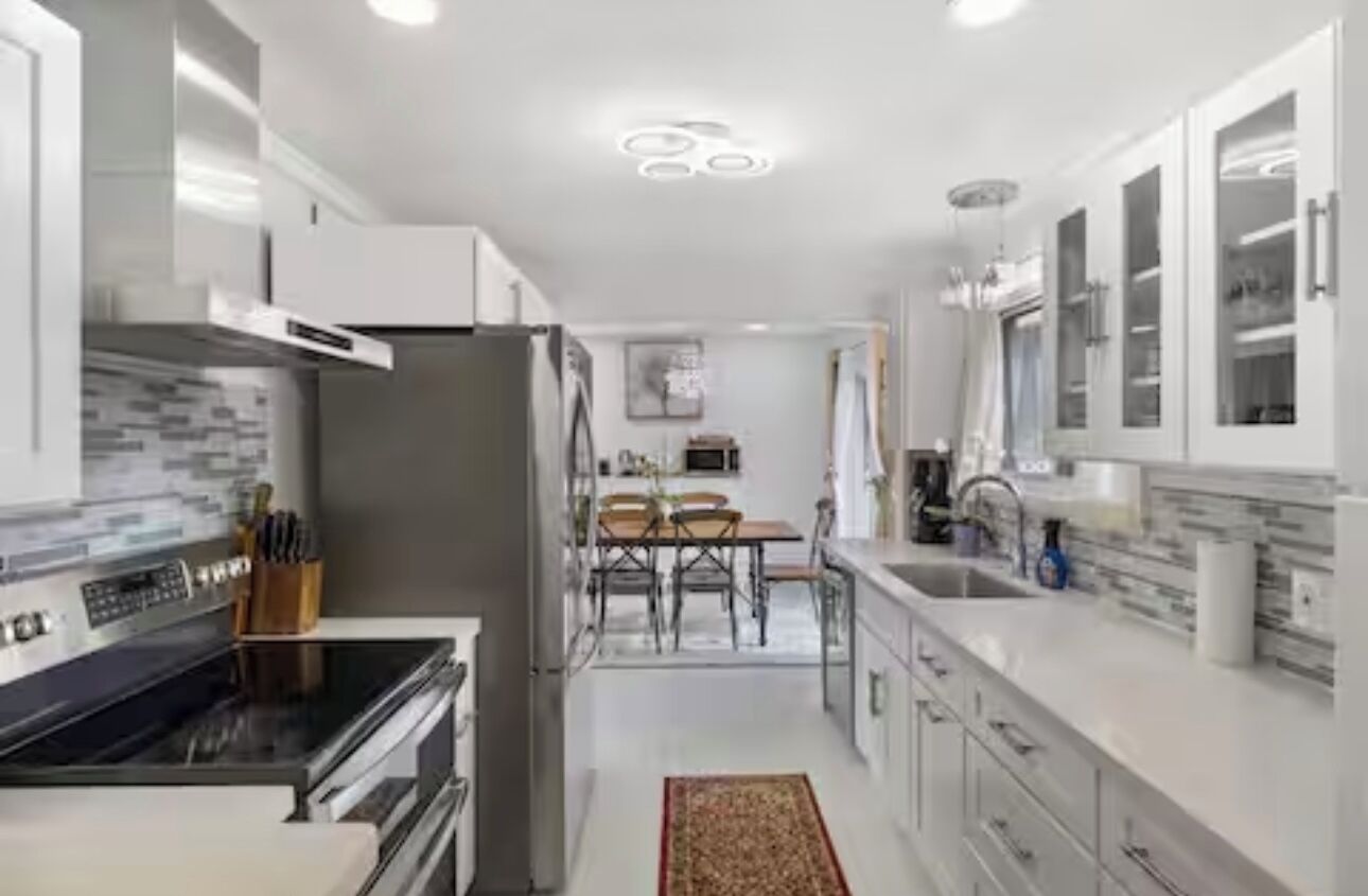 Een microgolfoven, een oven, een kookplaat, een vaatwasser