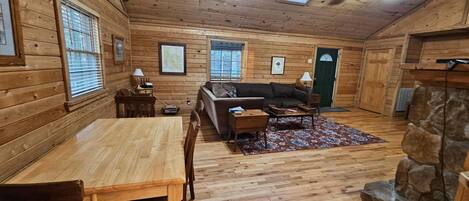 Smart-tv, eldstad, dvd-spelare och en stereo