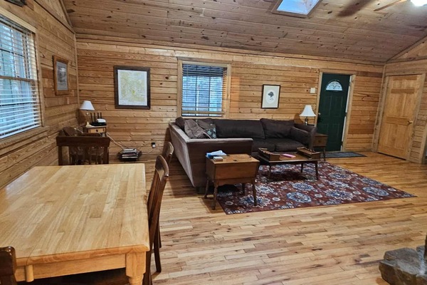 Smart TV, caminetto, lettore DVD, impianto stereo