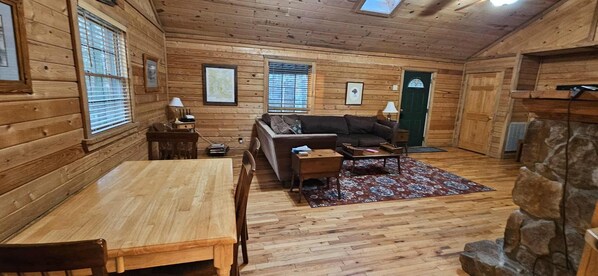 Smart TV, fireplace, DVD player, stereo - Privacy & nature with Hot Tub, Fireplace, fire pit, & local outdoor activities, (Mount Lookout)