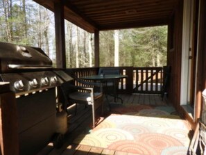 Outdoor dining - Privacy & nature with Hot Tub, Fireplace, fire pit, & local outdoor activities, (Mount Lookout)