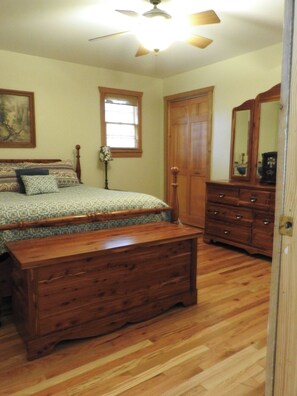 4 bedrooms, free WiFi, bed sheets - Privacy & nature with Hot Tub, Fireplace, fire pit, & local outdoor activities, (Mount Lookout)