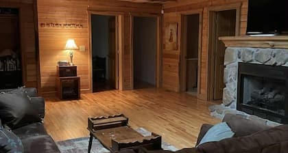 Privacy & nature with Hot Tub, Fireplace, fire pit, & local outdoor activities,