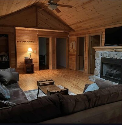 Privacy & nature with Hot Tub, Fireplace, fire pit, & local outdoor activities,