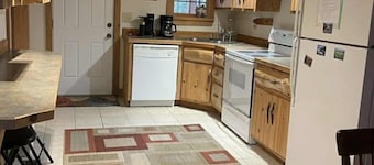 Privacy & nature with Hot Tub, Fireplace, fire pit, & local outdoor activities,