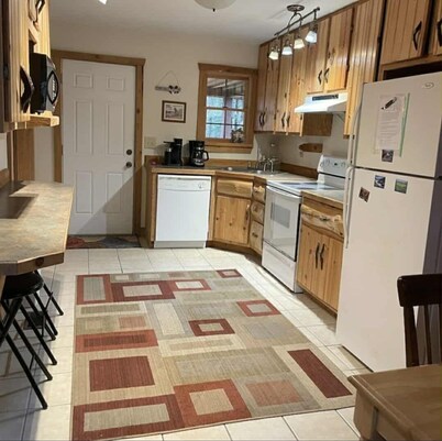 Privacy & nature with Hot Tub, Fireplace, fire pit, & local outdoor activities,