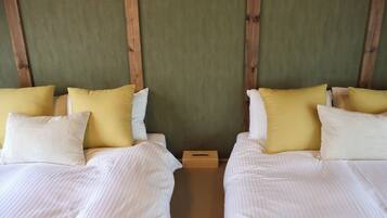 Classic Quadruple Room | Blackout drapes, free WiFi