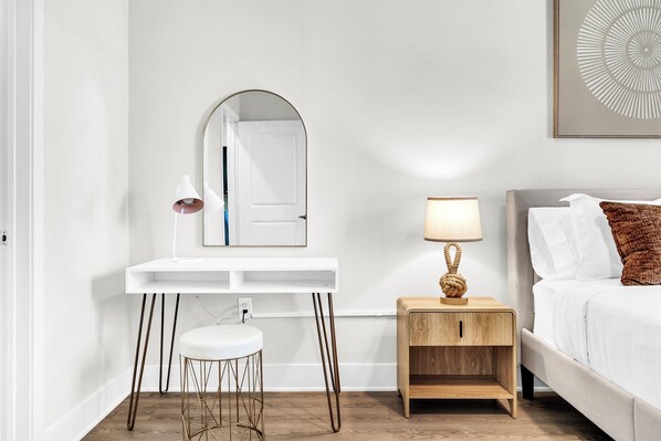 Tabla de planchar con plancha, wifi y ropa de cama