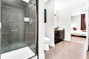 Haartrockner, Handtücher, Seife, Toilettenpapier