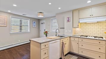 Een koelkast, een magnetron, een oven, een kookplaat