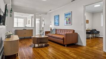 Fernseher, Kamin, Bücher