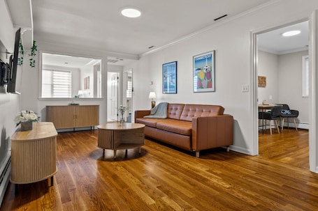 TV, books. Luxurious-Modern feel w/ custom features - AC, short walk to Shelton