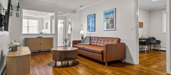 Luxurious-Modern feel w/ custom features - AC, short walk to Shelton