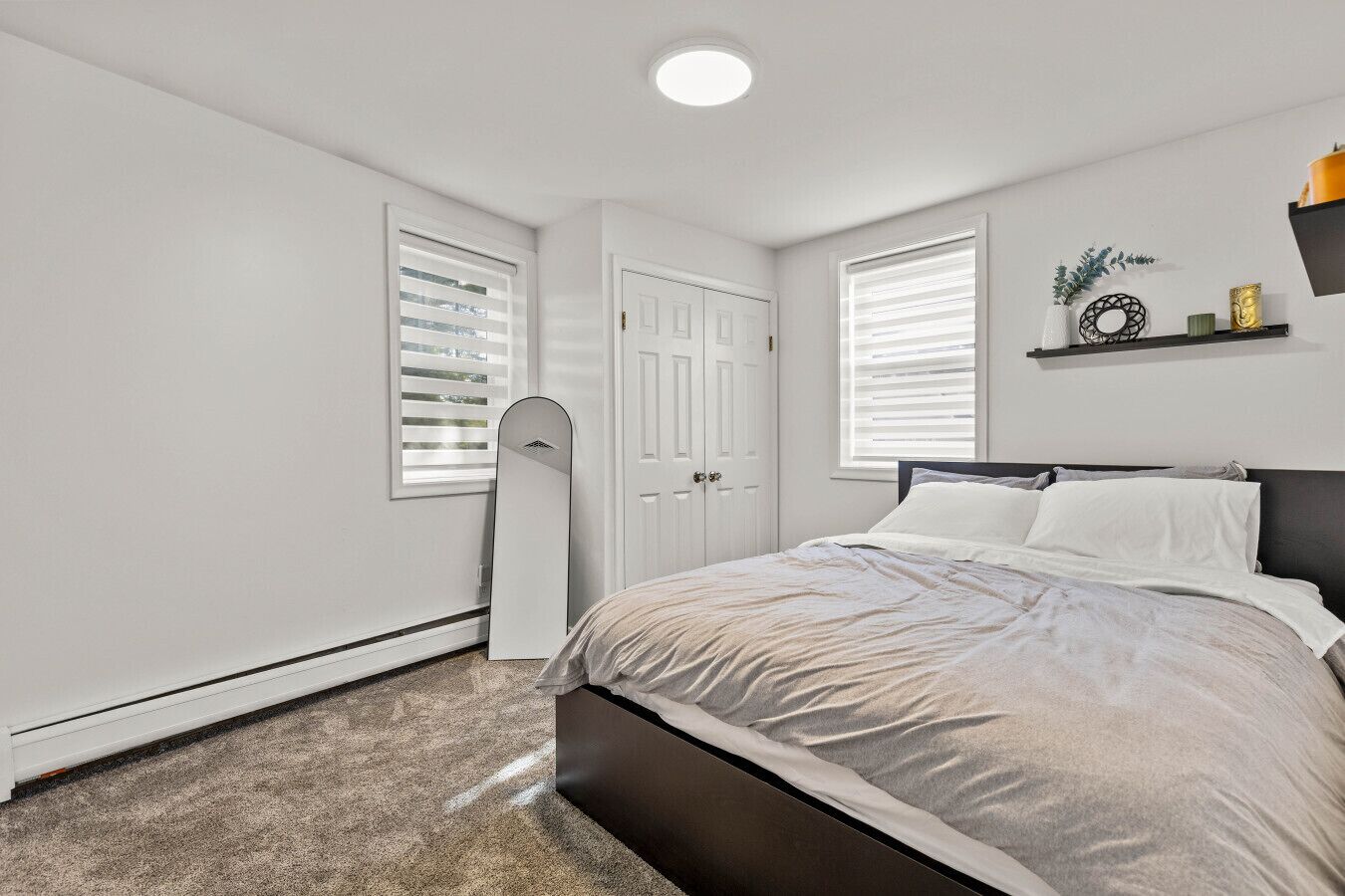 2 habitaciones, escritorio y tabla de planchar con plancha 