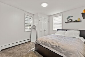 2 عدّة غرف نوم ومكتب ومكواة/لوح كي وسرير سفر