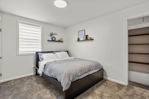 2 室のベッドルーム、デスク、アイロン / アイロン台、旅行用ベビーベッド