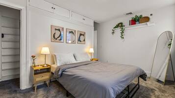 2 makuuhuonetta, työpöytä, silitysrauta/-lauta, vauvan matkasänky