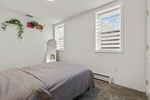 2 habitaciones, escritorio y tabla de planchar con plancha 