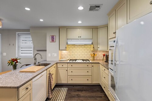 Luxurious-Modern feel w/ custom features - AC, short walk to Shelton