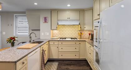 Luxurious-Modern feel w/ custom features - AC, short walk to Shelton