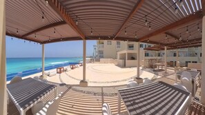 Outdoor dining - LUNA SUITE WITH BALCONY AND OCEAN VIEW IN HOTEL ZONE (Cancún)