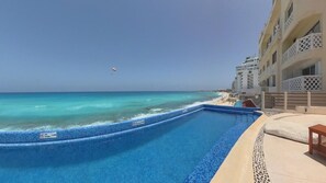 Pool - LUNA SUITE WITH BALCONY AND OCEAN VIEW IN HOTEL ZONE (Cancún)