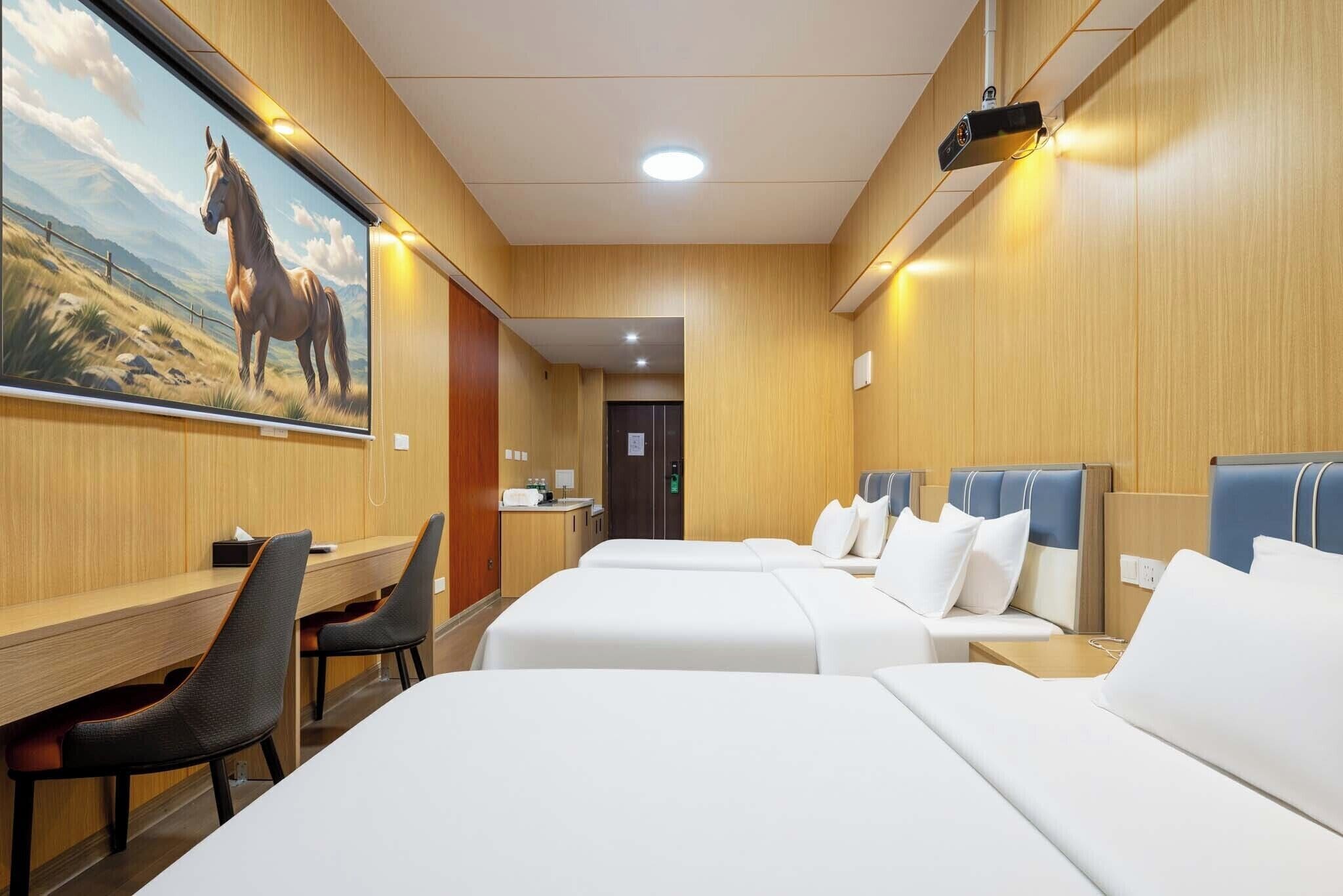 Kamar Triple Eksklusif, pemandangan kota | Seprai premium dan didekorasi berbeda-beda