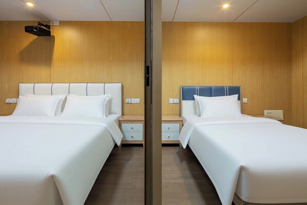 デラックス トリプルルーム シティビュー | 高級寝具、客室ごとに異なる装飾、客室ごとに異なるインテリア、デスク