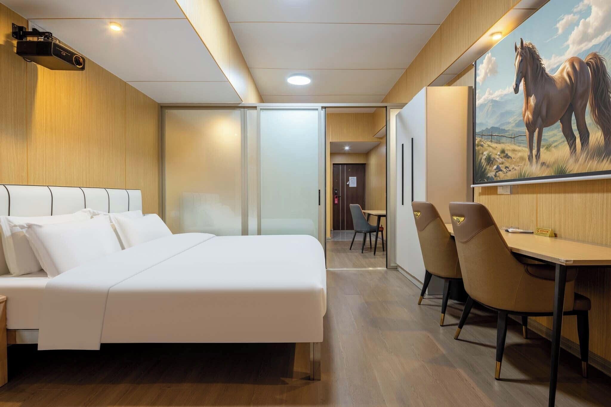 Chambre Triple Deluxe, vue ville | Literie de qualité supérieure, décoration personnalisée