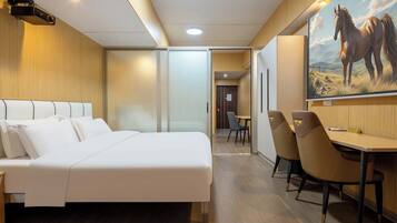 Chambre Triple Deluxe, vue ville | Literie de qualité supérieure, décoration personnalisée