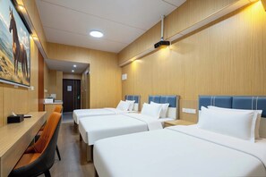 エクスクルーシブ トリプルルーム シティビュー | 高級寝具、客室ごとに異なる装飾、客室ごとに異なるインテリア、デスク