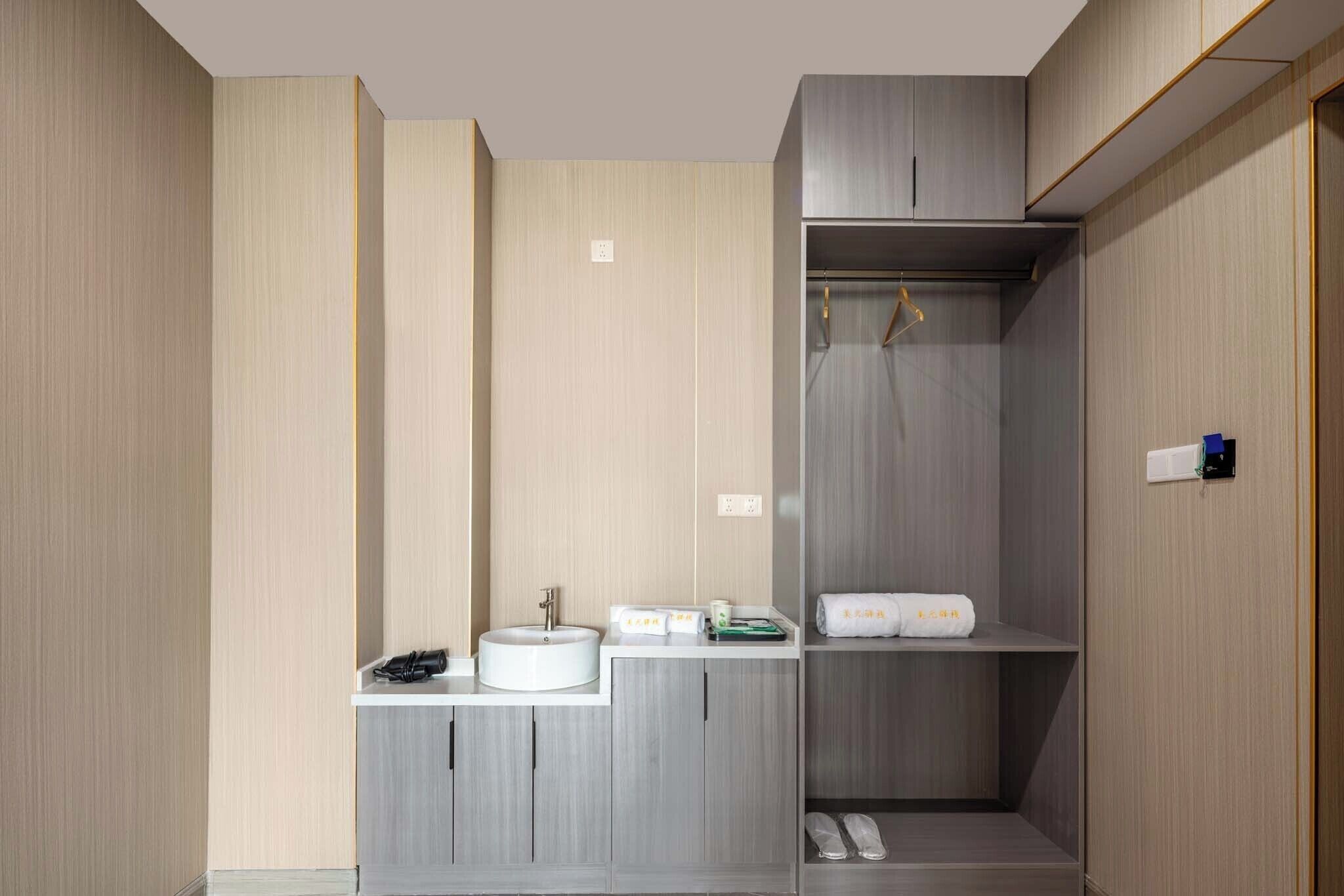 Kamar Double Deluks, pemandangan bukit | Kamar mandi | Shower, pancuran hujan, perlengkapan mandi gratis, dan sandal