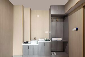 华丽双人房, 山景 | 浴室 | 淋浴设施、大花洒淋浴喷头、免费洗浴用品、拖鞋