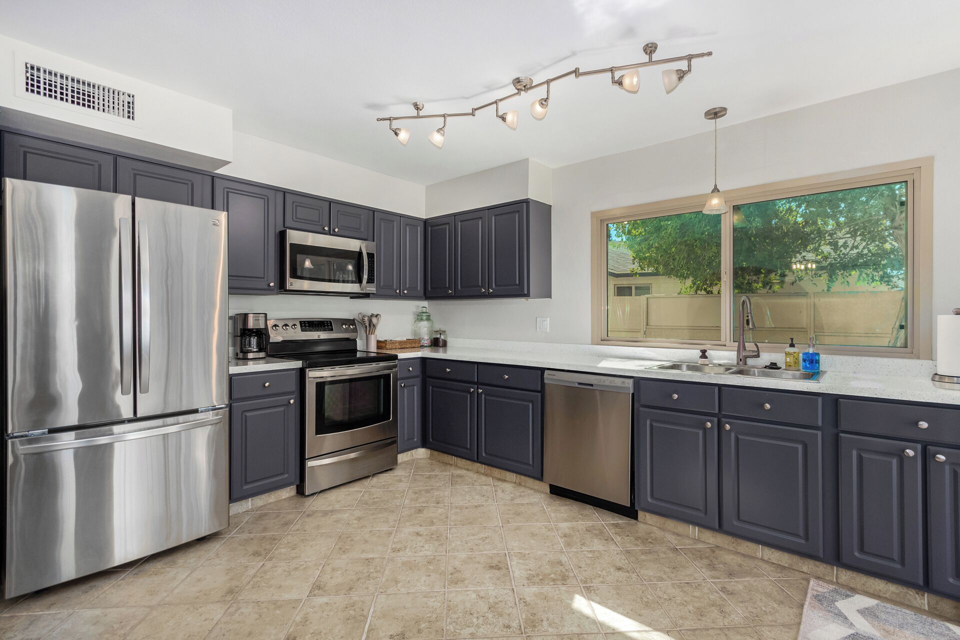 Refrigerador, microondas, horno y parrilla de estufa 