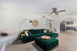 Smart TV, fireplace - Golf Course Getaway, Spacious House, Sleeps 12, Amazing Pool (Glendale)