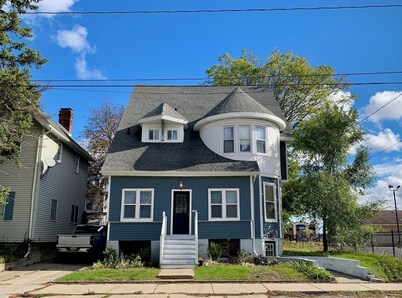 Beautiful Victorian apartment near historic Midland Street