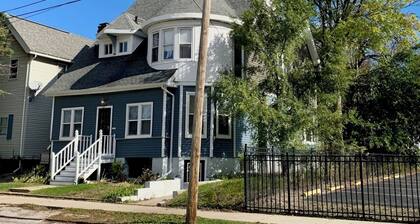 Beautiful Victorian apartment near historic Midland Street