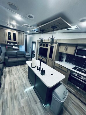 Microondas, horno y placa de cocina