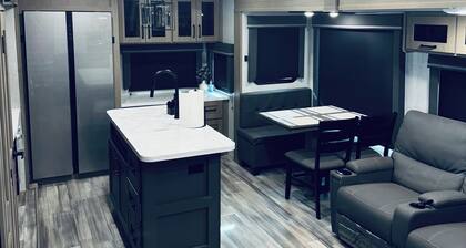 Relaxing RV w/ Outdoor Area