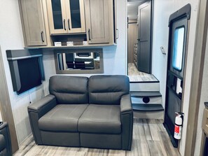 Televisie en een open haard